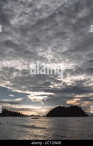 Schöner wolkiger Sonnenuntergang Himmel über Kalkstein Felsen tropischen Inseln in El Nido Palawan Insel auf den Philippinen Stockfoto