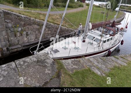 FORSVIK, SCHWEDEN - 11. AUGUST 2016: Alte Schleuse des Goeta-Kanals, die größte historische Stätte Schwedens, die in den frühen Jahren gebaut wurde Stockfoto