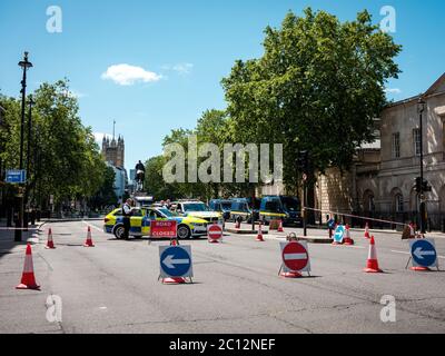 London, Großbritannien. Juni 2020. Polizeischließung auf der Parliament Street. Gegendler, bestehend aus nationalistischen Anhängern der English Defence League (EDL) und Fans von Tommy Robinson, protestieren gegen den Schaden, den Statuen, wie Winston Churchills, zugefügt wurden, und die anschließende Entfernung von Statuen, die durch Schäden während der Proteste von Black Lives Matter in London, Großbritannien, ausgelöst wurden. Kredit: Yousef Al Nasser/ Alamy Live Nachrichten Stockfoto