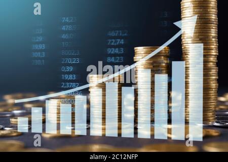 Goldene Münzen Mit Aufsteigendem Pfeil, Der Das Finanzielle Wachstum Symbolisiert, Blauer Hintergrund Stockfoto