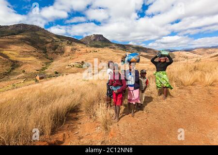 Familie Malagasy in ländlicher Landschaft. Zentralmadagagagaga Stockfoto