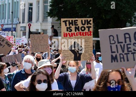 13. Juni 2020: Brighton, Großbritannien. 13. Juni 2020. Ein Protest der Black Lives Matter findet in Brighton statt, wo sich über 1,000 Demonstranten versammelten, um sich in Solidarität mit den Demonstrationen der Black Lives Matter weltweit zu stellen. Die jüngste brutale Ermordung von George Floyd durch die US-Polizei in Minneapolis löste weltweit eine große Anzahl von Demonstrationen gegen die Brutalität der US-Polizei gegenüber Afro-Amerikanern und gegen Rassendiskriminierung und Ungerechtigkeit im Allgemeinen aus. Viele Demonstranten in Brighton trugen Gesichtsmasken und riefen antirassistische Parolen. Demonstranten standen auch an der Küste für eine stille Demonstration an Stockfoto