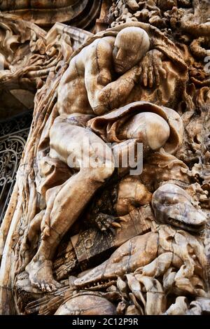 Detail der kunstvollen Skulptur rund um das Nationalmuseum für Keramik Eingang, Valencia, Spanien. Stockfoto