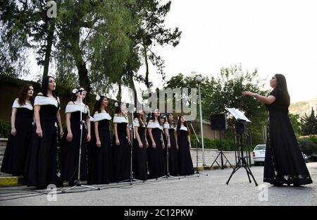 Damaskus, Syrien. Juni 2020. Der Gardenia-Chor singt für medizinische Fachkräfte in einem Krankenhaus in Damaskus, Syrien, am 8. Juni 2020. Als die COVID-19-Krise weltweit enorme psychologische Schäden anrichtet, beschloss ein syrischer Chor, fröhliche Rhythmen für die Ärzte des Landes zu singen, die alles tun, um alle vor dem tödlichen Virus zu schützen. Quelle: Ammar Safarjalani/Xinhua/Alamy Live News Stockfoto