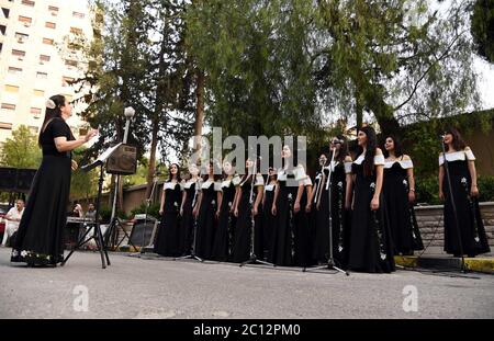 Damaskus, Syrien. Juni 2020. Der Gardenia-Chor singt für medizinische Fachkräfte in einem Krankenhaus in Damaskus, Syrien, am 8. Juni 2020. Als die COVID-19-Krise weltweit enorme psychologische Schäden anrichtet, beschloss ein syrischer Chor, fröhliche Rhythmen für die Ärzte des Landes zu singen, die alles tun, um alle vor dem tödlichen Virus zu schützen. Quelle: Ammar Safarjalani/Xinhua/Alamy Live News Stockfoto