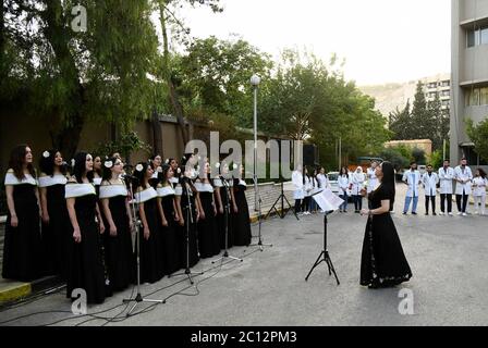 Damaskus, Syrien. Juni 2020. Der Gardenia-Chor singt für medizinische Fachkräfte in einem Krankenhaus in Damaskus, Syrien, am 8. Juni 2020. Als die COVID-19-Krise weltweit enorme psychologische Schäden anrichtet, beschloss ein syrischer Chor, fröhliche Rhythmen für die Ärzte des Landes zu singen, die alles tun, um alle vor dem tödlichen Virus zu schützen. Quelle: Ammar Safarjalani/Xinhua/Alamy Live News Stockfoto