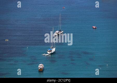 Soller, Spanien. Juni 2020. Segelschiffe und andere Boote sind in der Bucht vertäut. Die stark vom Tourismus abhängigen Balearen können bereits 15.06.2020 und bis Ende Juni bis zu 10 900 Touristen aus Deutschland aufnehmen. Das Pilotprojekt soll den Notfall für den Sommerurlaub in Corona Times einüben. Quelle: Clara Margais/dpa/Alamy Live News Stockfoto