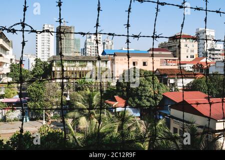 Blick auf Phnom Penh durch Stacheldrahtzaun vom S21 Tuol Sleng Genozid Museum Phnom Penh Kambodscha Stockfoto