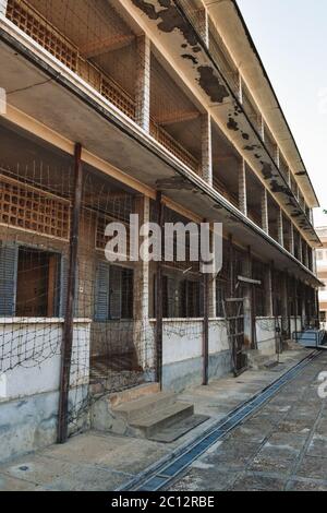 Gefängnisgebäude mit Stacheldrahtzieher im S21 Tuol Sleng Genozid Museum Phnom Penh Kambodscha Stockfoto