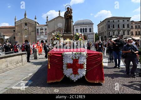 13.06.2020 Padua - Italien FEIER DES SAMSTAG 13 JUNI 2020 - HOCHFEST DES Heiligen ANTONIO DI PADOVA Basilika Sant'Antonio: Warteschlangen für die Messe, aber draußen ist die Menge, um PADUA zu betreten - Keine Pilger aus dem Ausland, aber viele Gläubige aus dem ganzen Veneto und aus anderen Regionen heute in Padua zum Fest des heiligen Antonius, durch die Anti-Covid Gesundheitsvorschriften bedingt. Während der acht Messen, wie angekündigt, ist der Zugang zur Basilika del Santo auf 200 Personen gleichzeitig begrenzt, zusätzlich gibt es 150 Sitzplätze mit zwei riesigen Bildschirmen im Kreuzgang des Noviziats und 250 Stühle mit einem g Stockfoto