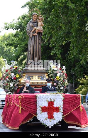 13.06.2020 Padua - Italien FEIER DES SAMSTAG 13 JUNI 2020 - HOCHFEST DES Heiligen ANTONIO DI PADOVA Basilika Sant'Antonio: Warteschlangen für die Messe, aber draußen ist die Menge, um PADUA zu betreten - Keine Pilger aus dem Ausland, aber viele Gläubige aus dem ganzen Veneto und aus anderen Regionen heute in Padua zum Fest des heiligen Antonius, durch die Anti-Covid Gesundheitsvorschriften bedingt. Während der acht Messen, wie angekündigt, ist der Zugang zur Basilika del Santo auf 200 Personen gleichzeitig begrenzt, zusätzlich gibt es 150 Sitzplätze mit zwei riesigen Bildschirmen im Kreuzgang des Noviziats und 250 Stühle mit einem g Stockfoto