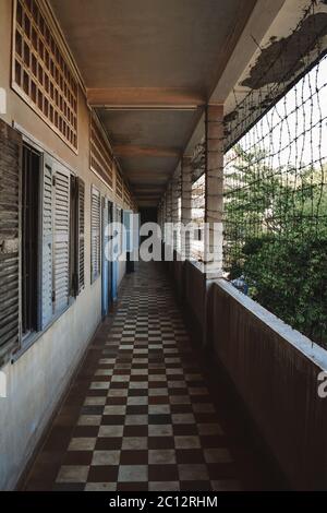 Leerer Stachelkorridor im S21 Tuol Sleng Genozid Museum Phnom Penh Kambodscha Stockfoto