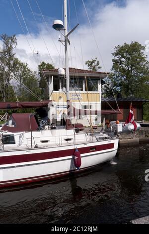 FORSVIK, SCHWEDEN - 11. AUGUST 2016: Alte Schleuse des Goeta-Kanals, die größte historische Stätte Schwedens, die in den frühen Jahren gebaut wurde Stockfoto