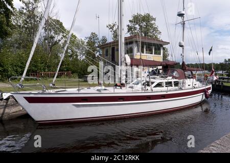 FORSVIK, SCHWEDEN - 11. AUGUST 2016: Alte Schleuse des Goeta-Kanals, die größte historische Stätte Schwedens, die in den frühen Jahren gebaut wurde Stockfoto