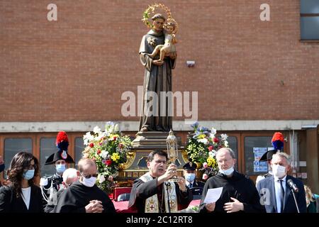 13.06.2020 Padua - Italien FEIER DES SAMSTAG 13 JUNI 2020 - HOCHFEST DES Heiligen ANTONIO DI PADOVA Basilika Sant'Antonio: Warteschlangen für die Messe, aber draußen ist die Menge, um PADUA zu betreten - Keine Pilger aus dem Ausland, aber viele Gläubige aus dem ganzen Veneto und aus anderen Regionen heute in Padua zum Fest des heiligen Antonius, durch die Anti-Covid Gesundheitsvorschriften bedingt. Während der acht Messen, wie angekündigt, ist der Zugang zur Basilika del Santo auf 200 Personen gleichzeitig begrenzt, zusätzlich gibt es 150 Sitzplätze mit zwei riesigen Bildschirmen im Kreuzgang des Noviziats und 250 Stühle mit einem g Stockfoto