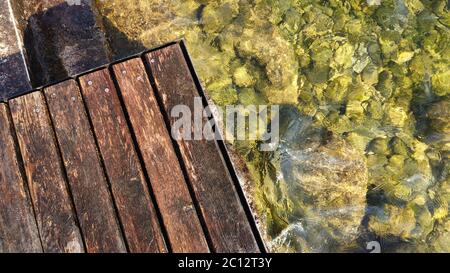 Wassertexturen, die Steine im Wasser zeigen Stockfoto