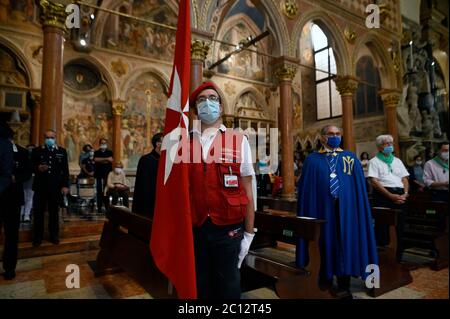 13.06.2020 Padua - Italien FEIER DES SAMSTAG 13 JUNI 2020 - HOCHFEST DES Heiligen ANTONIO DI PADOVA Basilika Sant'Antonio: Warteschlangen für die Messe, aber draußen ist die Menge, um PADUA zu betreten - Keine Pilger aus dem Ausland, aber viele Gläubige aus dem ganzen Veneto und aus anderen Regionen heute in Padua zum Fest des heiligen Antonius, durch die Anti-Covid Gesundheitsvorschriften bedingt. Während der acht Messen, wie angekündigt, ist der Zugang zur Basilika del Santo auf 200 Personen gleichzeitig begrenzt, zusätzlich gibt es 150 Sitzplätze mit zwei riesigen Bildschirmen im Kreuzgang des Noviziats und 250 Stühle mit einem g Stockfoto