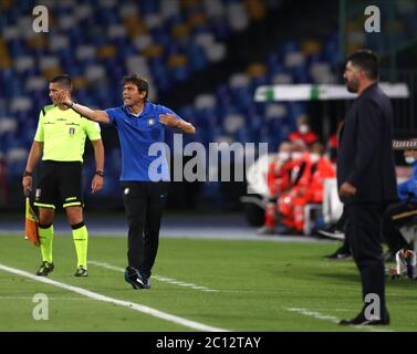 Neapel, Kampanien, Italien. 13. Juni 2020; Stadio San Paolo, Neapel, Kampanien, Italien; Coppa Italia Football, Napoli gegen Inter Mailand; Antonio Conte Trainer von Inter wird am Rand animiert Credit: Action Plus Sports Images/Alamy Live News Stockfoto