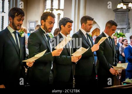 Chor der Groomsmänner in der Kirche. Britische Hochzeit in South Cambridgeshire, England Stockfoto