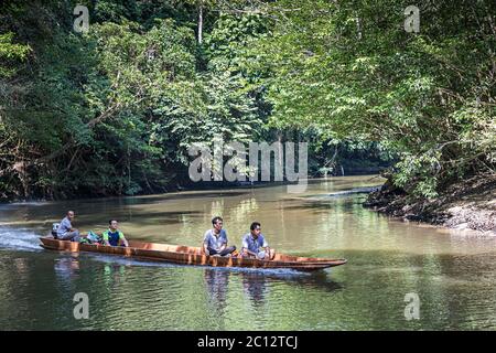 Lokale Dorfbewohner mit einem Boot für die Reise auf dem Melinau River, Mulu, Malaysia Stockfoto