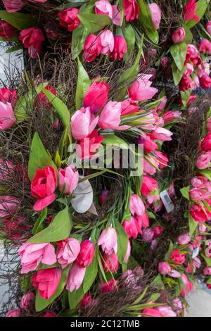 Künstliche Blumen Frühling Kränze, USA Stockfoto