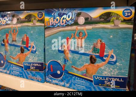H2O Volleyball Set auf einem Ladenregal, USA Stockfoto