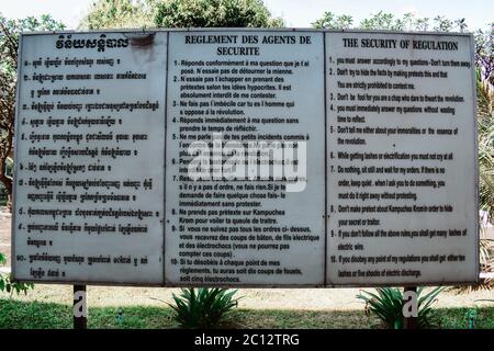 Tisch mit Gefängnisregeln im S21 Tuol Sleng Genozid Museum Phnom Penh Kambodscha Stockfoto