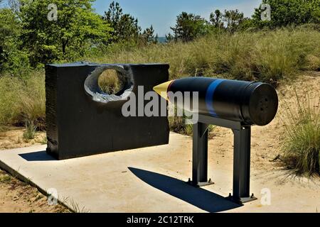 Ein Piercing Projektil ähnlich wie in der 16 Zoll Kanone aus der USS Missouri im 2. Weltkrieg verwendet wird, neben einem eingedrungenem Proofing Stahl angezeigt. Stockfoto