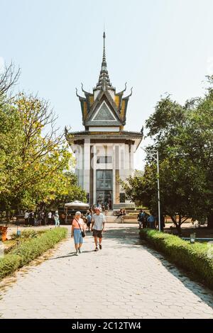 Touristen, die vom Gedächtnisturm in den kambodschanischen Tötungsfeldern Choeung Ek Genozid-Zentrum Phnom Penh zu Fuß Stockfoto