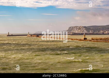 Dover Harbour vom Meer aus gesehen, Großbritannien Stockfoto