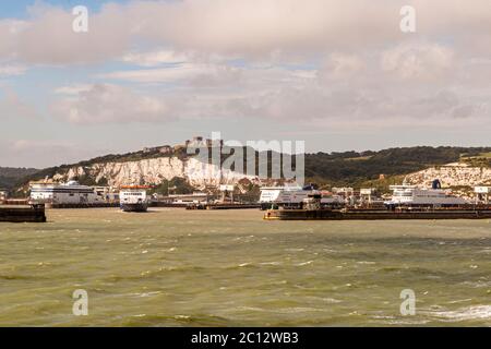 Dover Harbour vom Meer aus gesehen, Großbritannien Stockfoto