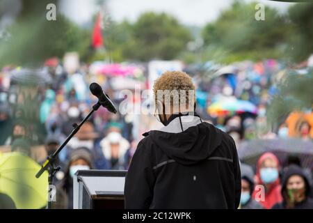 Angeführt vom Black Lives Matter Chair Ebony Miranda, beobachtet die Menge acht Minuten, 46 Sekunden Stille in Erinnerung an George Floyd bei einem stillen marsch durch den Central District von Seattle am Freitag, den 12. Juni 2020. Tausende von Unterstützern trotzten heftigen Regenfällen, um an dem landesweiten Schweigemmarsch und dem Generalstreik teilzunehmen. Black Lives Matter Seattle-King County organisierte den landesweiten Aktionstag und einen stillen marsch, um die verlorenen Leben zur Unterstützung aller Schwarzen im Staat Washington zu ehren. Stockfoto