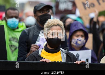 Der Vorsitzende von Black Lives Matter, Ebony Miranda (in gelb), führt Anhänger in einem stillen marsch durch den Zentralbezirk von Seattle am Freitag, den 12. Juni 2020. Tausende von Unterstützern trotzten heftigen Regenfällen, um an dem landesweiten Schweigemmarsch und dem Generalstreik teilzunehmen. Black Lives Matter Seattle-King County organisierte den landesweiten Aktionstag und einen stillen marsch, um die verlorenen Leben zur Unterstützung aller Schwarzen im Staat Washington zu ehren. Stockfoto