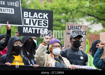 Black Lives Matter Chair, EBONY MIRANDA, (in gelb) führt Unterstützer in einem stillen marsch durch den Central District von Seattle am Freitag, den 12. Juni 2020. Tausende von Unterstützern trotzten heftigen Regenfällen, um an dem landesweiten Schweigemmarsch und dem Generalstreik teilzunehmen. Black Lives Matter Seattle-King County organisierte den landesweiten Aktionstag und einen stillen marsch, um die verlorenen Leben zur Unterstützung aller Schwarzen im Staat Washington zu ehren. Stockfoto