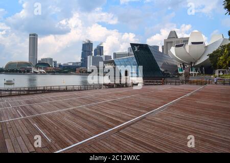 Singapur am Wasser mit ArtScience Museum und Louis Vuitton Store in Marina Bay Stockfoto