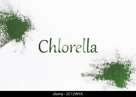 Wort Chlorella auf weißem Hintergrund mit Chlorella Pulver geschrieben Stockfoto