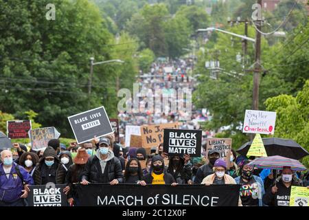 Der Vorsitzende von Black Lives Matter, Ebony Miranda (in gelb), führt Anhänger in einem stillen marsch durch den Zentralbezirk von Seattle am Freitag, den 12. Juni 2020. Tausende von Unterstützern trotzten heftigen Regenfällen, um an dem landesweiten Schweigemmarsch und dem Generalstreik teilzunehmen. Black Lives Matter Seattle-King County organisierte den landesweiten Aktionstag und einen stillen marsch, um die verlorenen Leben zur Unterstützung aller Schwarzen im Staat Washington zu ehren. Stockfoto