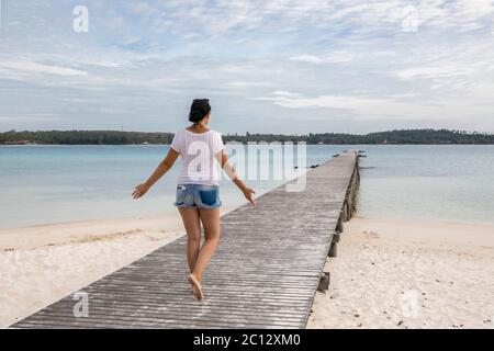 Junge Dame am Pier auf der Insel Koh Kham, Thailand. Stockfoto