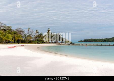 Rotes Kanu und Holzsteg, koh kham Insel, Thailand. Stockfoto