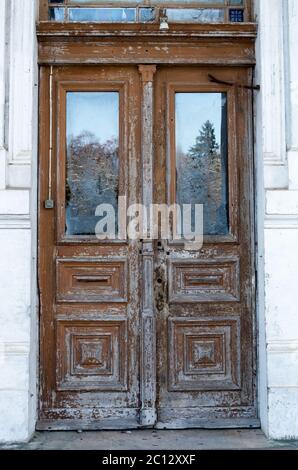 Alten geschnitzten Holztüren. Plinkses, alten litauischen Dorf Stockfoto