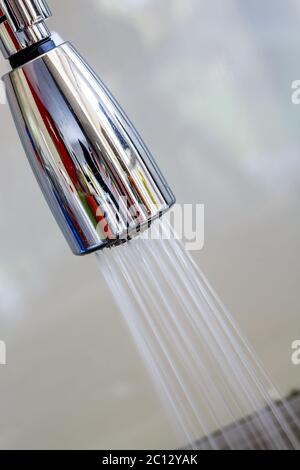 Edelstahl Wasserhahn Knopf mit fließendem Wasser Stockfoto