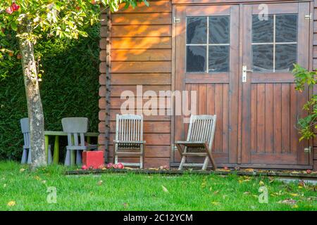 Hölzerne Garten Geräteschuppen in einem wunderschönen park Stockfoto