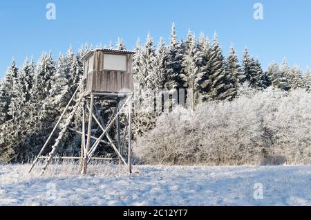 Jagd-Turm in harten Winter im litauischen Feld Stockfoto