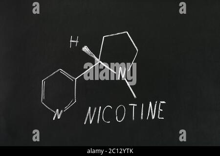 Nikotin-Molekül chemische Struktur auf Tafel. Stockfoto