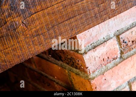 Riesiger Kamin mit freiliegenden Ziegelarbeiten und harten Holzbalken Stockfoto