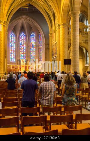 Menschen während der Messe in der Kirche St. Michael Stockfoto