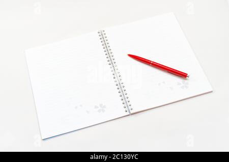 Eröffnet neues Notebook und roter Buntstift auf den grauen Hintergrund platziert Stockfoto