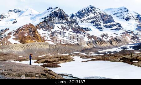 Fotograf, der ein Foto vom Athabasca Gletscher mit Mount Andromeda, Mount Athabasca und Hilda Peak der Columbia Icefields in Jasper macht Stockfoto