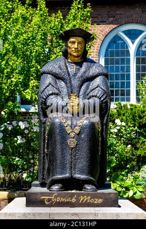 Sir Thomas More Skulptur von L. Cubitt Bevis vor Chelsea Old Church, London, UK Stockfoto