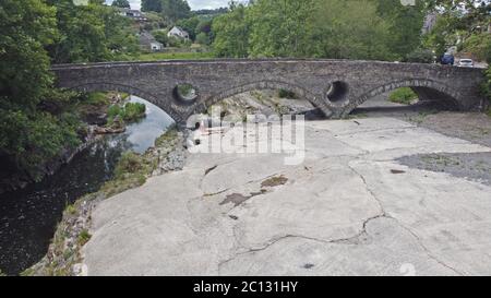 Luftaufnahme des Teifi-Flusses, Cenarth Falls, Cenarth Carmarthenshire, Wales, Großbritannien Stockfoto